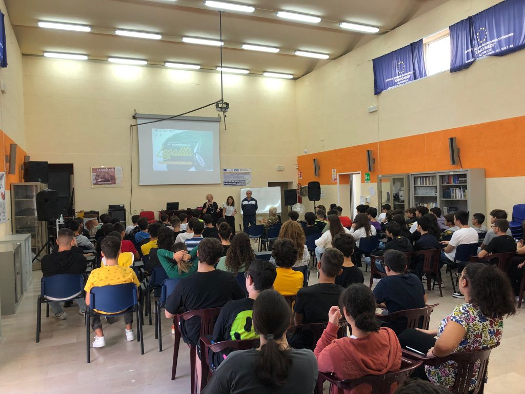 Foto presentazione sulle rotte della legalità Iss MEDI di Galatone