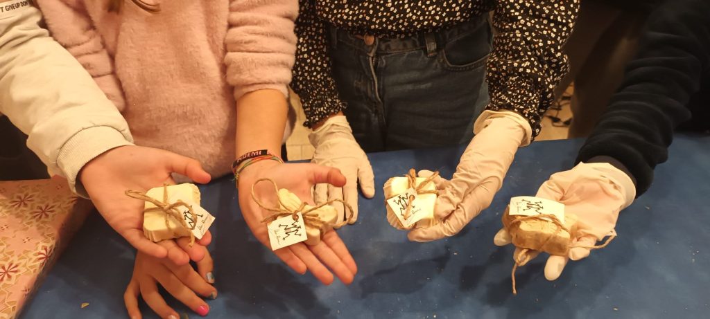 i bambini hanno confezionato i saponi realizzati per portarli ai genitori